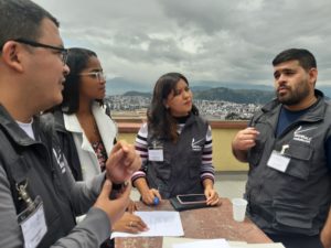 Jóvenes de RadioLío reflexionan sobre la situación de la emisora.