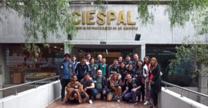 Jóvenes de RadioLío y el comité ejecutivo en las instalaciones de CIESPAL, en Quito. 